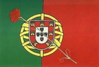 200_bandeira_portuguesa_com_cravo_vermelho.jpg
