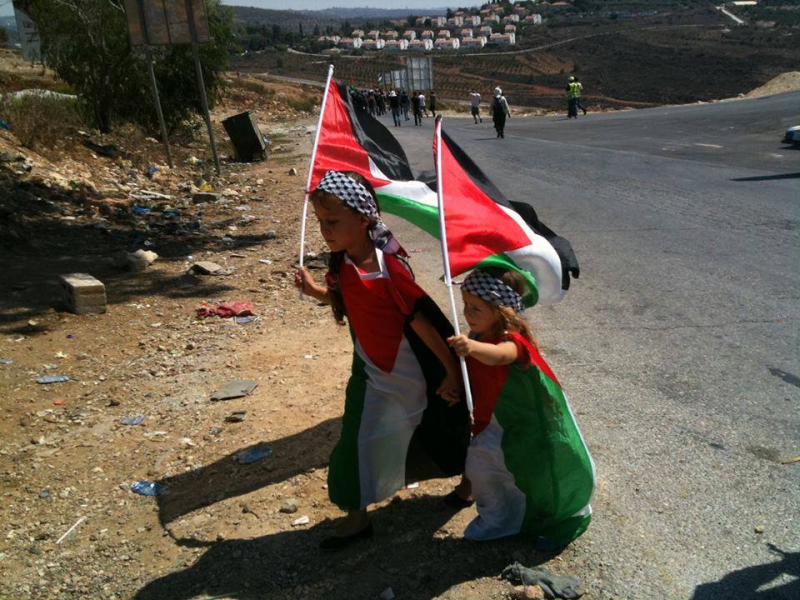 800_palestinian.girls.w.flags.jpg 