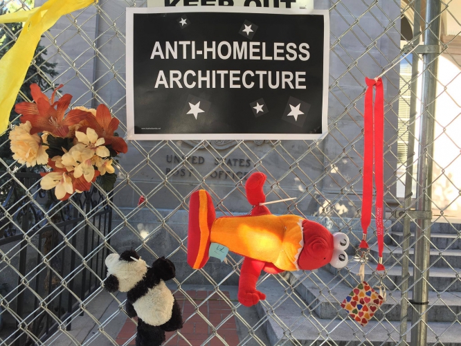 sm_santa-cruz-post-office-anti-homeless-fence.jpg 