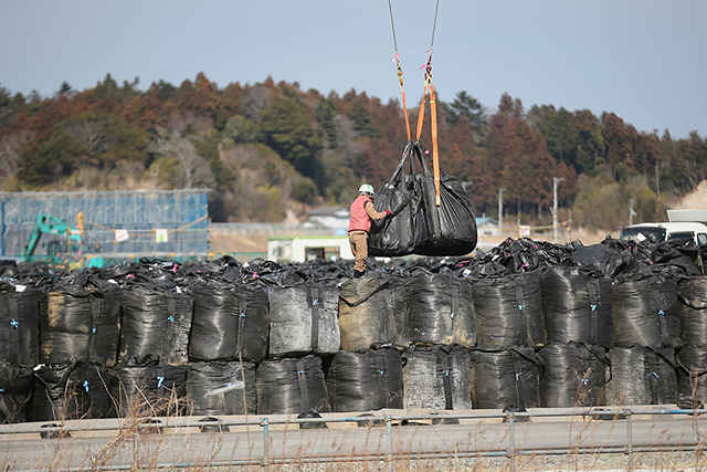 japan_fukushima_contaminate_bags_.jpg 