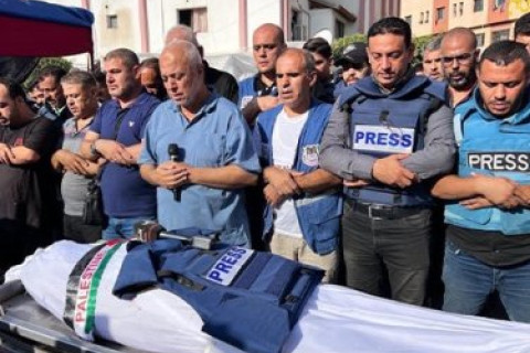 palestinian_journalists_at_funeral.jpg